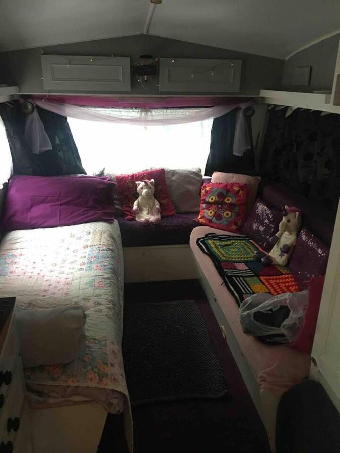 קנטרבורי Little Vintage Caravan With Cosy Log Burner מראה חיצוני תמונה